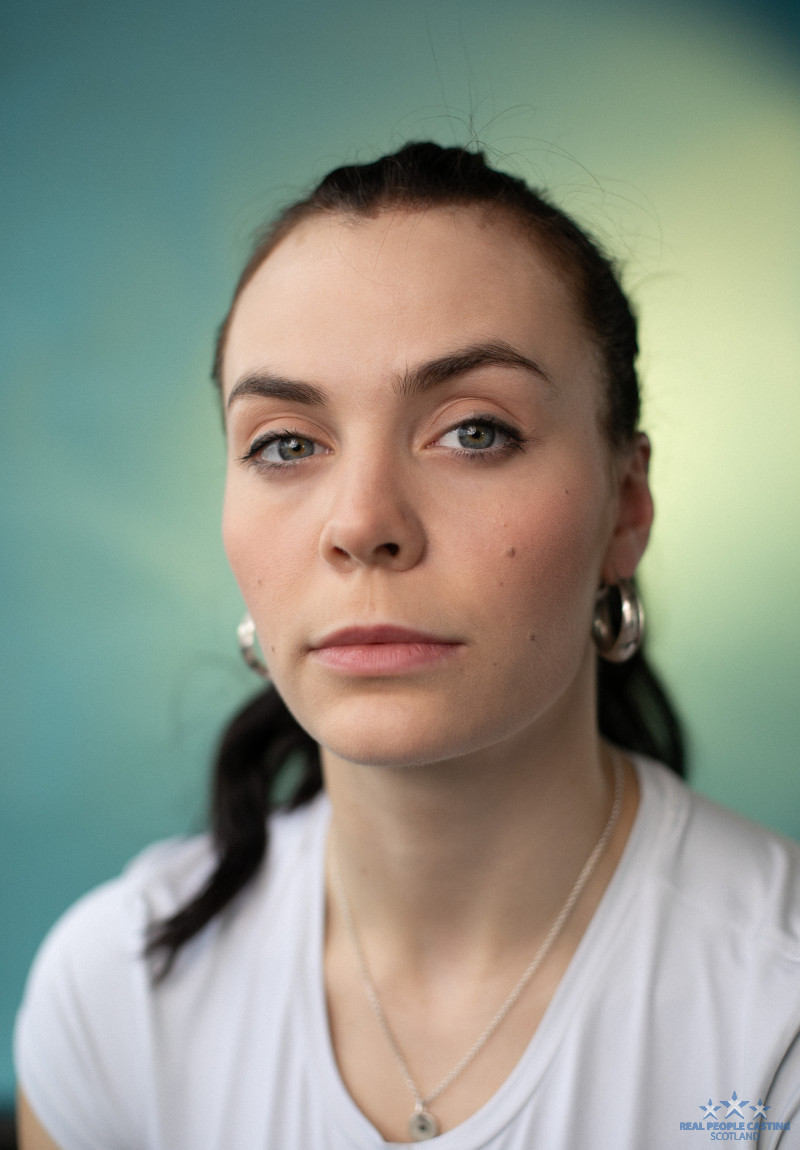 Hojatxonada siyayotgan ayollarning porno videolarini tomosha qilish U barmoqlarini qizning barcha teshiklariga solib qoyadi